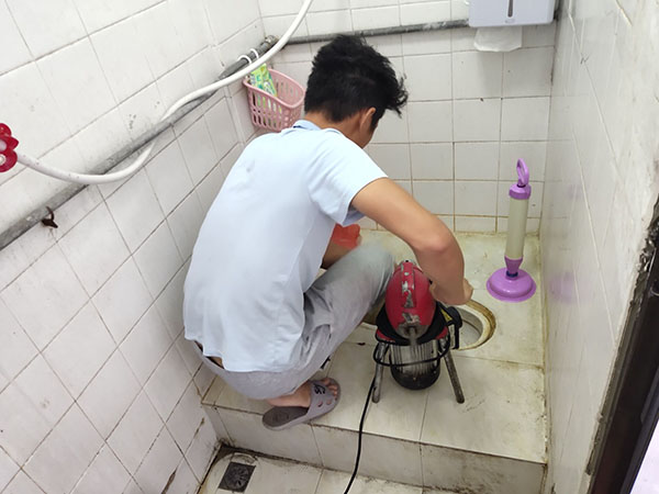 东路镇管道堵塞冒臭气 专业师傅现场解决问题